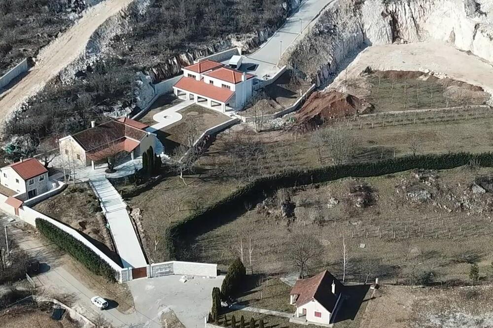 Aco nelegalno gradio na Milovoj zemlji: Imanje Đukanovića u Kočanima, Foto: Vijesti