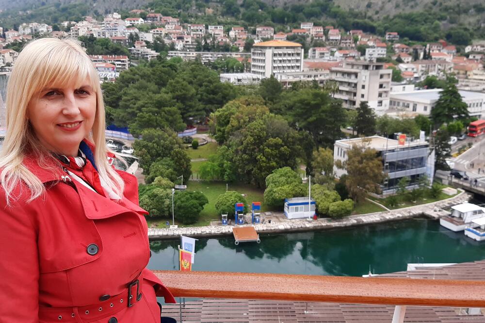 Jonica ispred upravne zgrade AD Luka Kotor, Foto: Siniša Luković