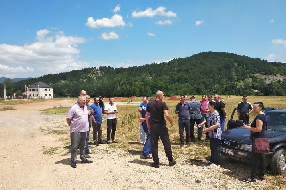 Okupljeni na spornom placu, Foto: Svetlana Mandić