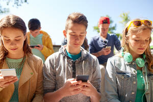 Srednjoškolci na internetu najčešće koriste društvene mreže