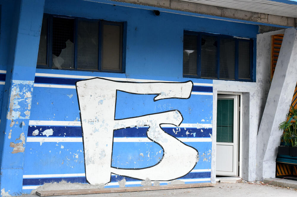 Mjesto gdje je nekad staja tabla sa grbom kluba i imenima fudbalera, učesnika NOR-a, Foto: Boris Pejović