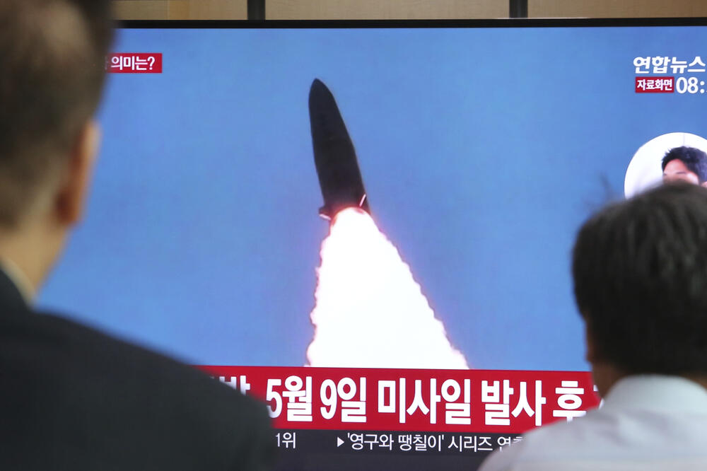 Ljudi gledaju slike lansiranja rakete u Sjevernoj Koreji, Foto: Ahn Young-joon/AP