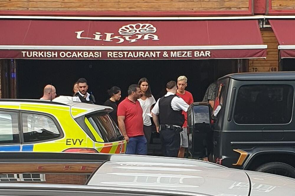 Mesut Ozil ispred restorana u koji je pobjegao od bande, Foto: Daily Mail