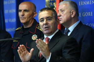 Čuvajte javni red i mir, ima ko o vjeroispovijesti i istoriji