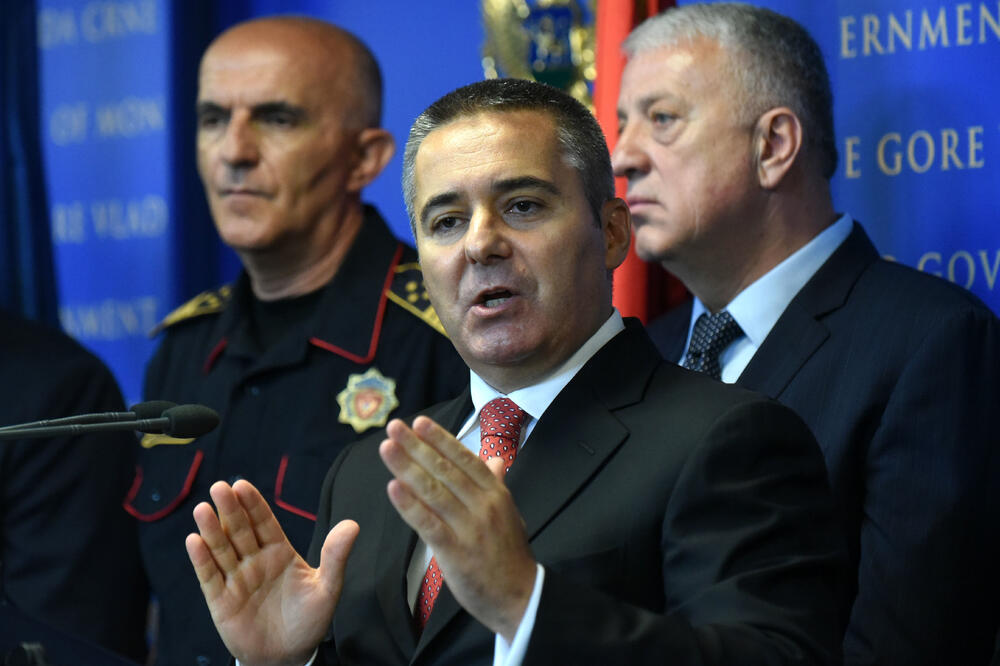 Poručio kriminalcima da se smire: Veljović na jučerašnjoj pres konferenciji Uprave policije, Foto: Boris Pejović