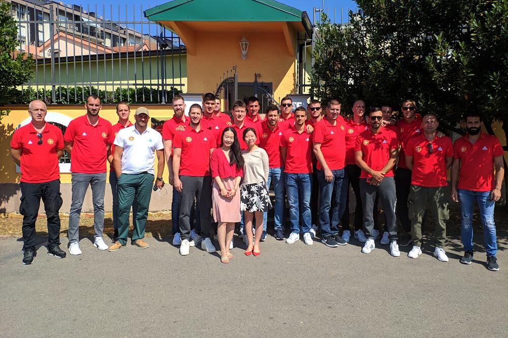 Igrači i stručni štab košarkaške reprezentacije Crne Gore ispred Ambasade NR Kine, Foto: KSCG