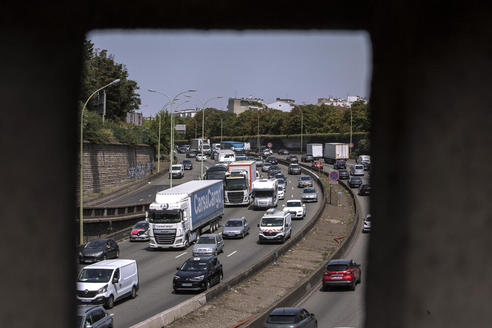 Detalj iz Pariza gdje je temperatura bila preko 40 stepeni, Foto: BETA/AP