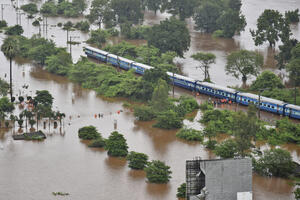 VIDEO Indija: Evakuisano 700 putnika iz poplavljenog voza