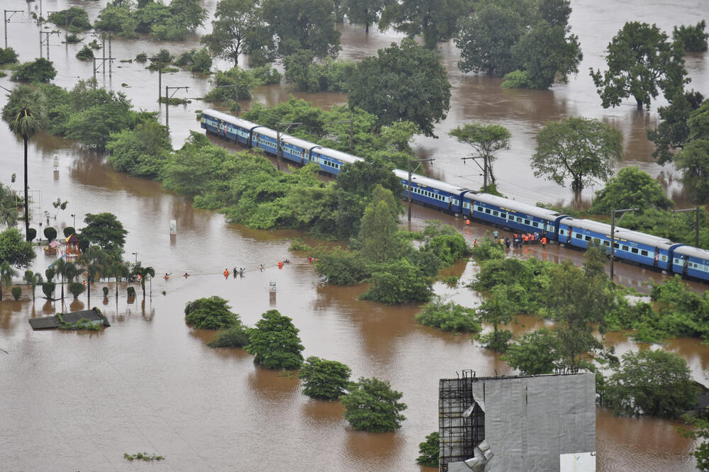 Voz je ostao zaglavljen u vodi između dvije stanice u blizini Mumbaja, Foto: BETA