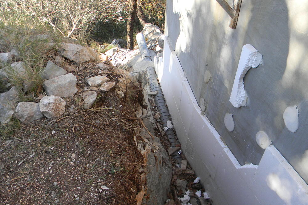 Privatna parcela korišćena kao deponija građevinskog materijala, Foto: Vuk Lajović