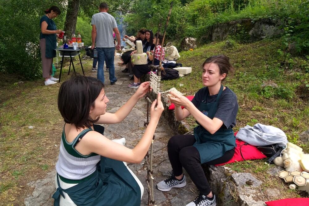 Umjetnička kolonija „Sve boje Crne Gore - bojenje vune biljnim bojama II“, Foto: Svetlana Mandić