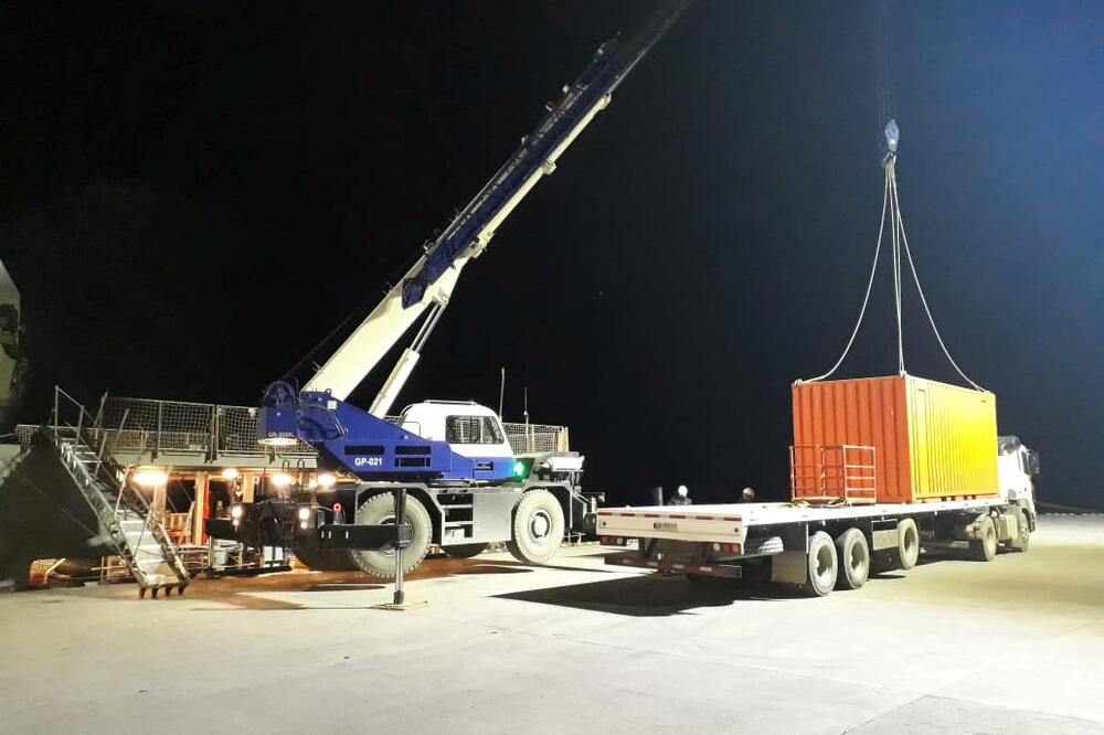 Čileanski brod koji bi trebalo da pokupi naftu koja se izlila, Foto: Reuters