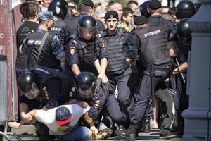 UZNEMIRUJUĆE Nasilje ruske policije: Pendrecima tuku građane
