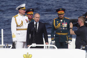Putin predvodio paradu ruske flote u Sankt Peterburgu