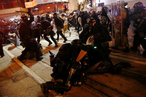 Policija suzavcem i gumenim mecima na demonstrante u Hongkongu