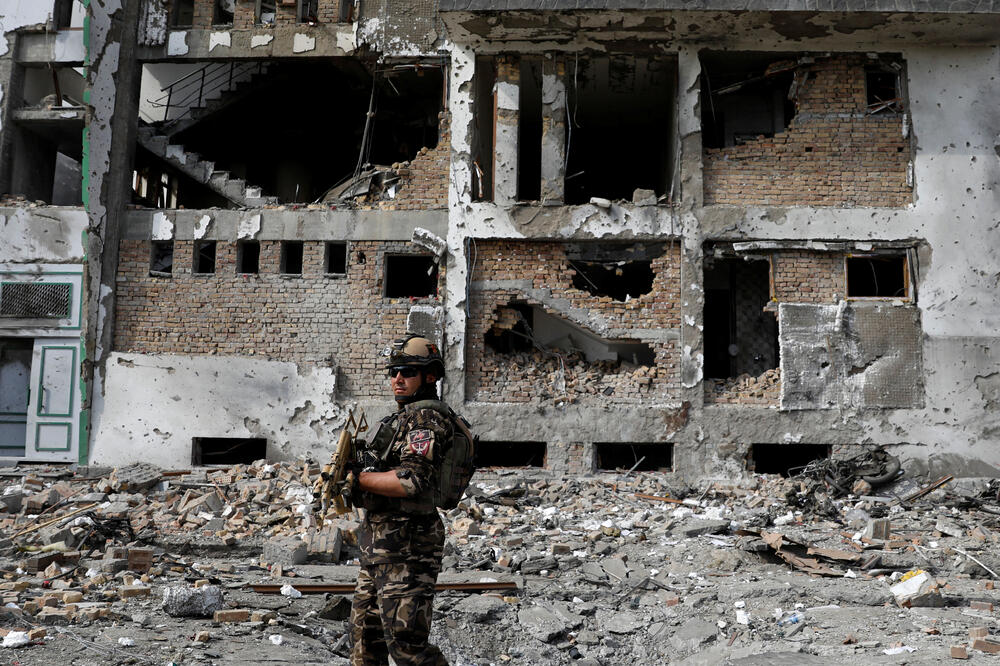 Pripadnik bezbjednosnih snaga na mjestu na kome je došlo do eksplozije i pucnjave, Foto: Reuters