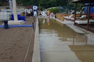 Fekalije plivaju stazom u Bečićima, potoci se slivaju na plažu