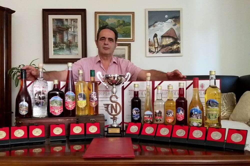 Turčinović sa pićima nagrađenim u Novom Sadu, Foto: Svetlana Mandić