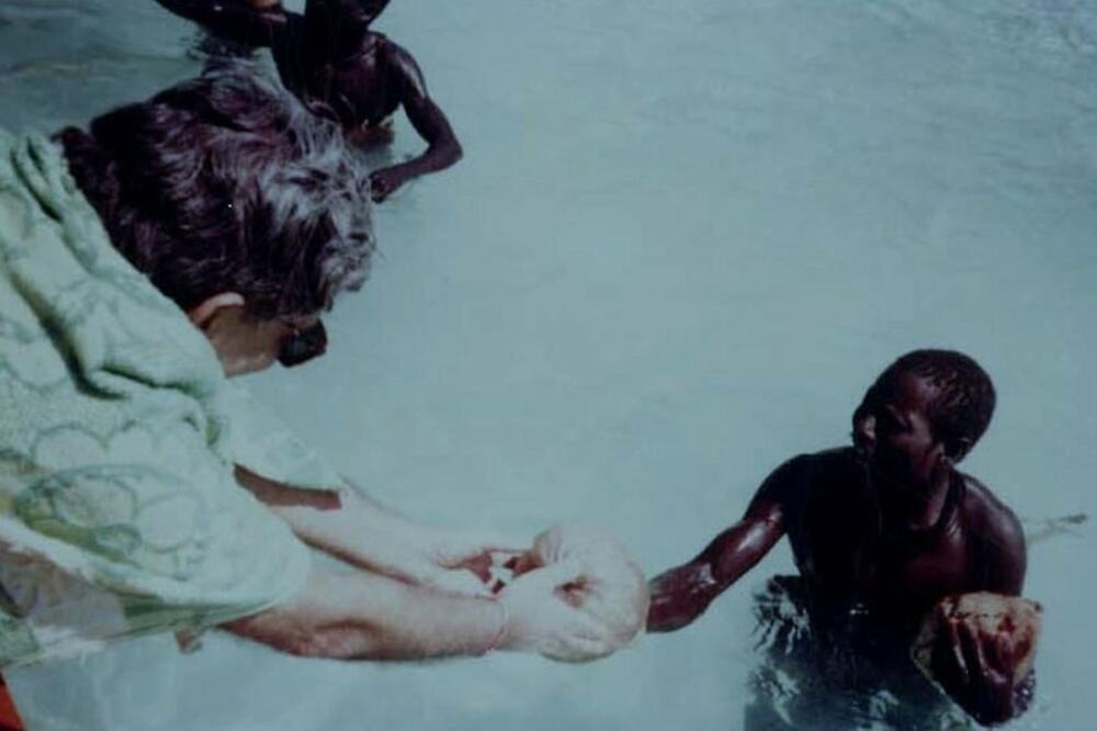 Pandit daje kokosov orah Sentinelcima prilikom ekspedicije 1991. godine, Foto: TN Pandit