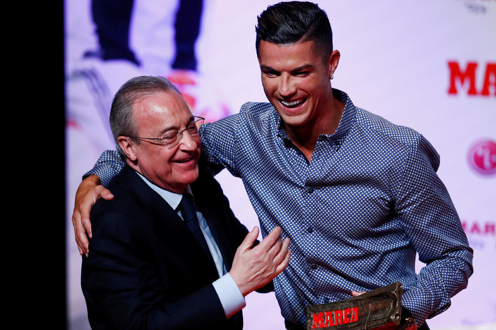 Priznanje Ronaldu uručio je predsjednik Reala Florentino Peres, Foto: JUAN MEDINA