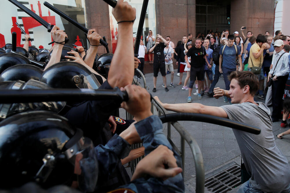 Na protestima je privedeno više od hiljadu ljudi, Foto: Reuters