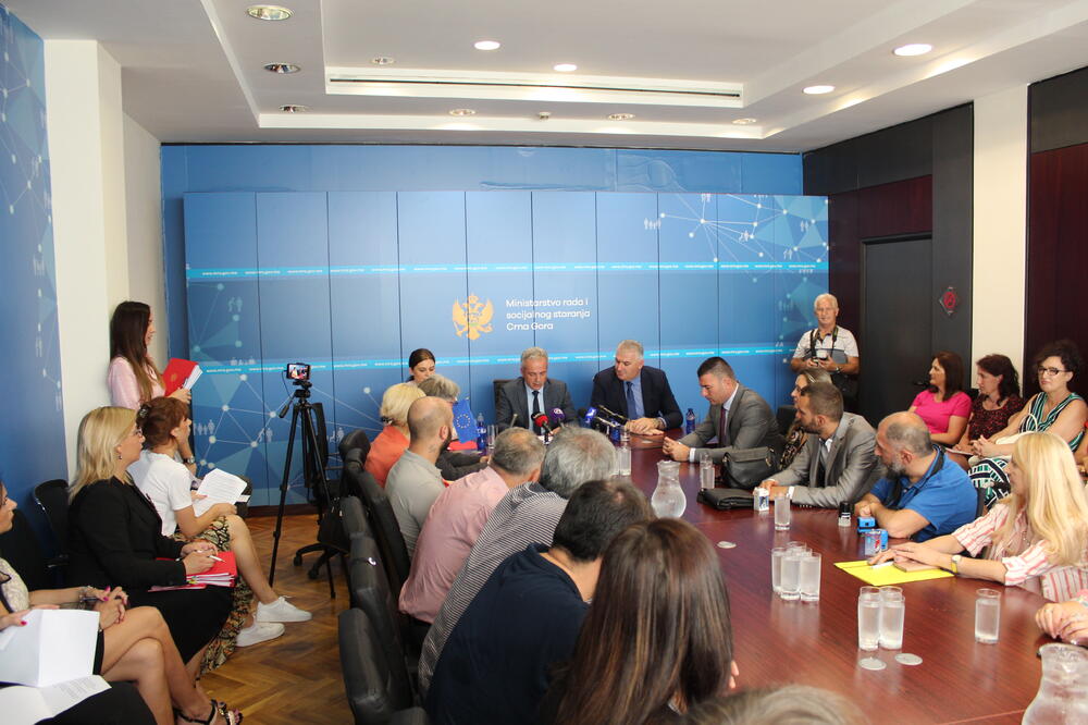Sa potpisivanja ugovora, Foto: Ministarstvo rada i socijalnog staranja