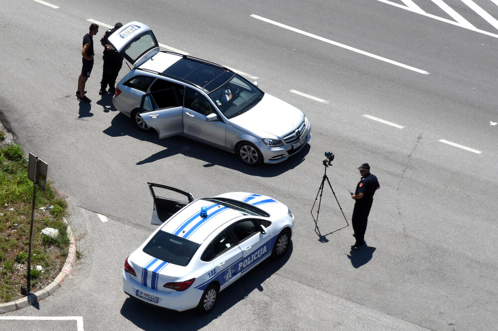 Saobraćajna policija na putu Podgorica-Cetinje, Foto: Boris Pejović