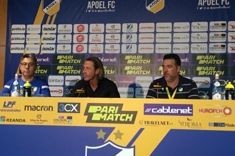 Trener APOEL-a Tramecani (u sredini) na konferenciji za medije