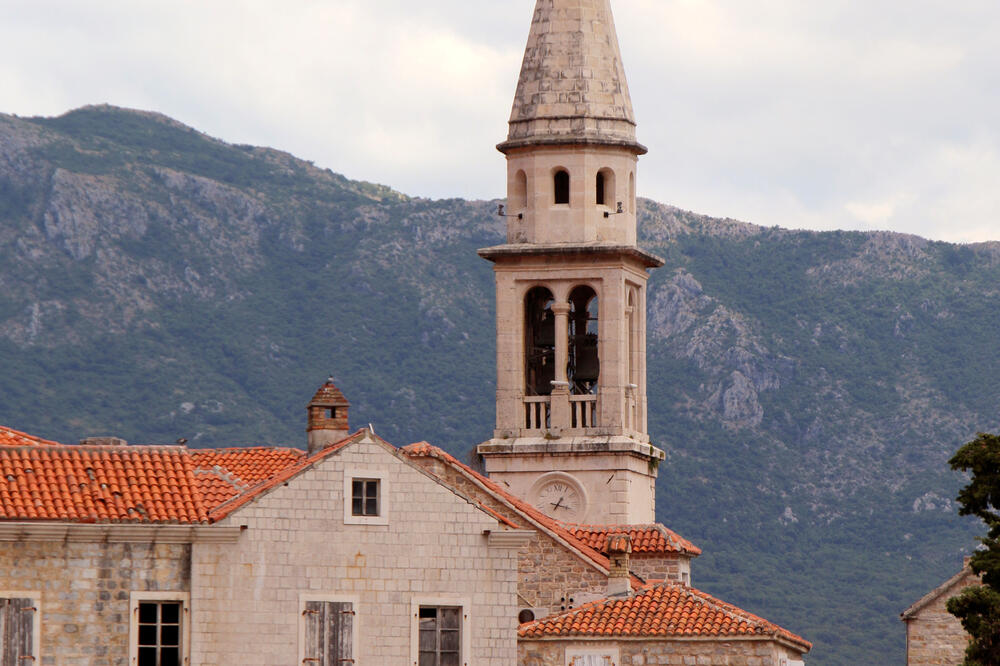 Nijesu našli ništa: Pretres  ispod starogradskih zidina, Foto: Shutterstock