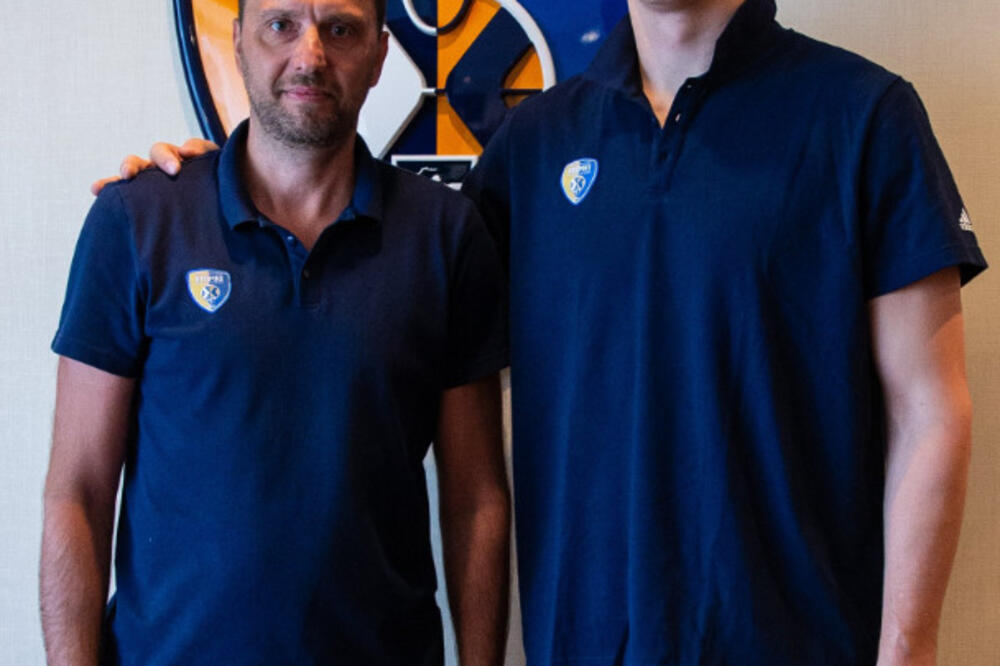 Mozgov nakon potpisivanja ugovora, Foto: Twitter