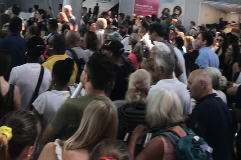 Putnici ogorčeni: Detalj sa aerodroma u Podgorici oko 16:45 časova, Foto: Putnici ogorčeni: Detalj sa aerodroma u Podgorici oko 16:45 časova