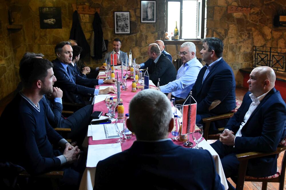 Izborno zakonodavstvo pogoršalo odnose: Sa jednog od sastanka lidera opozicije i pokreta “Odupri se”, Foto: Boris Pejović