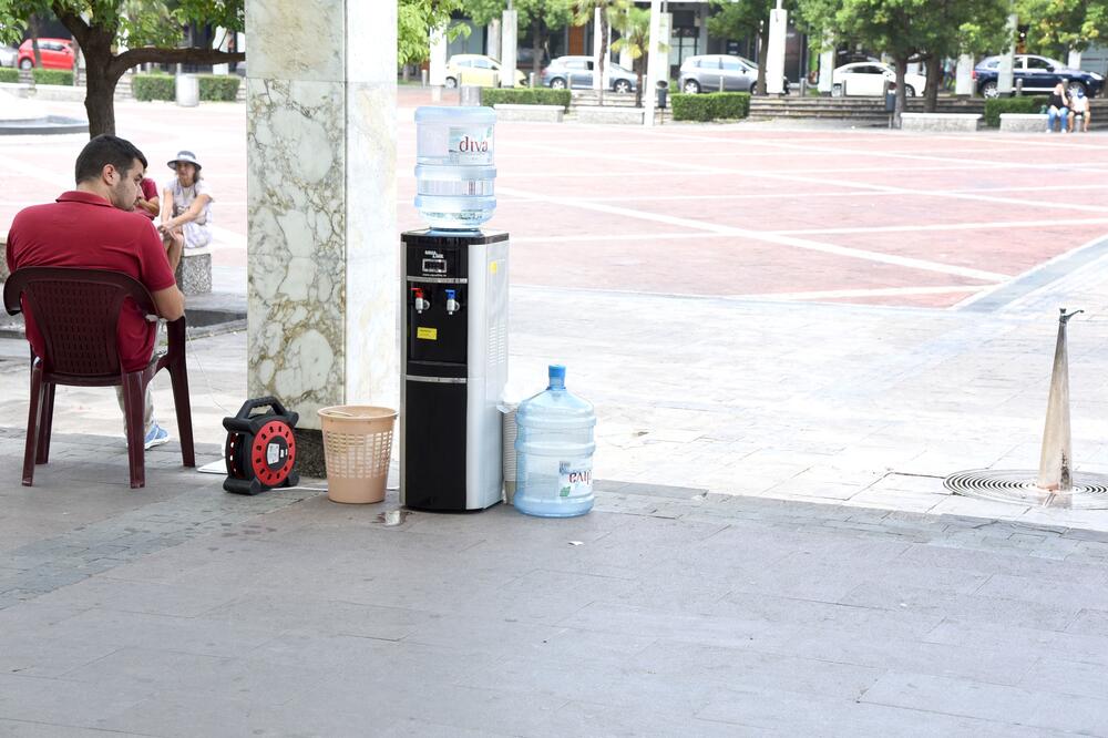 Automat za vodu postavljen pored javne česme i ima čuvara, Foto: Zoran Đurić