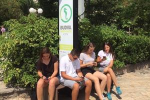 U Budvi postavljene pametne klupe