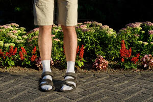 Kako vam se sviđa kombinacija sandale i čarape?