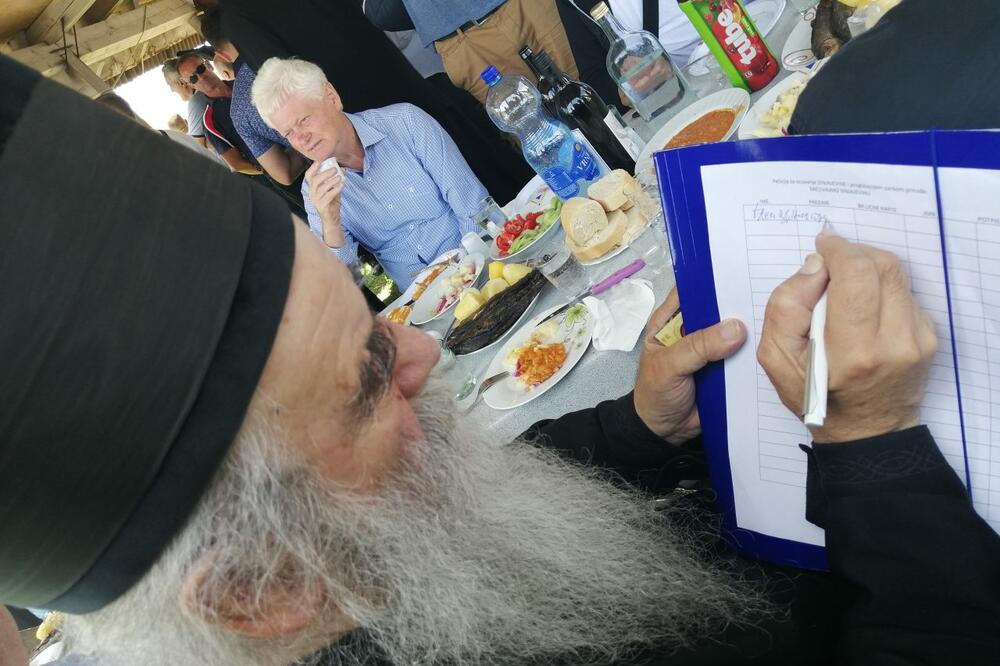 Amfilohije potpisuje peticiju, Foto: Jelena Jovanović