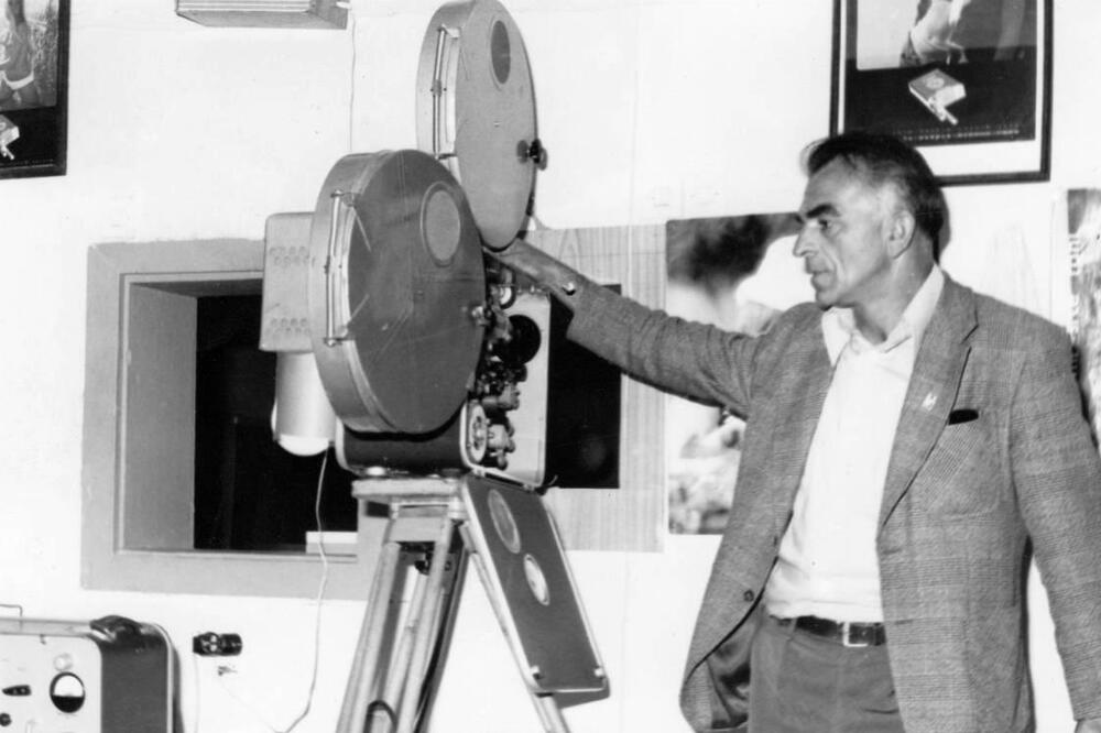 Ramiz Tabaković Pepi (1925-1997) sa svojim projektorom, Foto: Privatna arhiva