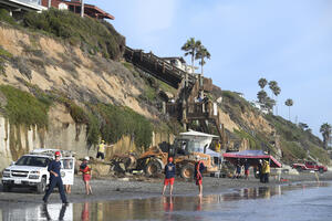 Troje poginulo u Kaliforniji od odronjavanja litice na plažu