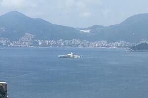 Jahta Bila Gejtsa usidrena između Bečića i Svetog Stefana