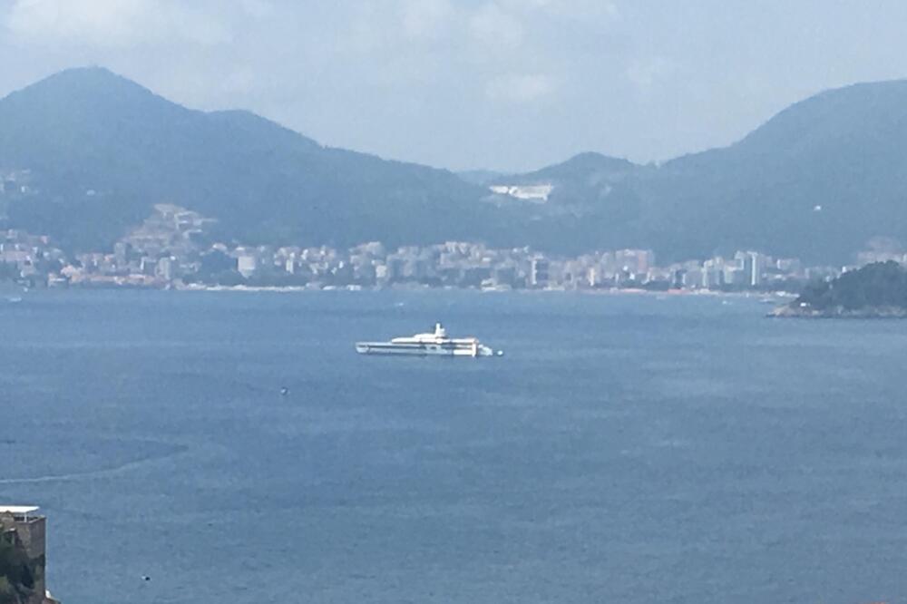 Jahta američkog milijardera usidrena između Bečića i Svetog Stefana, Foto: Čitalac Vijesti