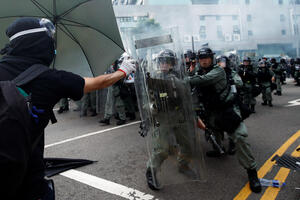 Suzavci, kamenice i borba na ulicama Hongkonga: Pogledajte kakav...