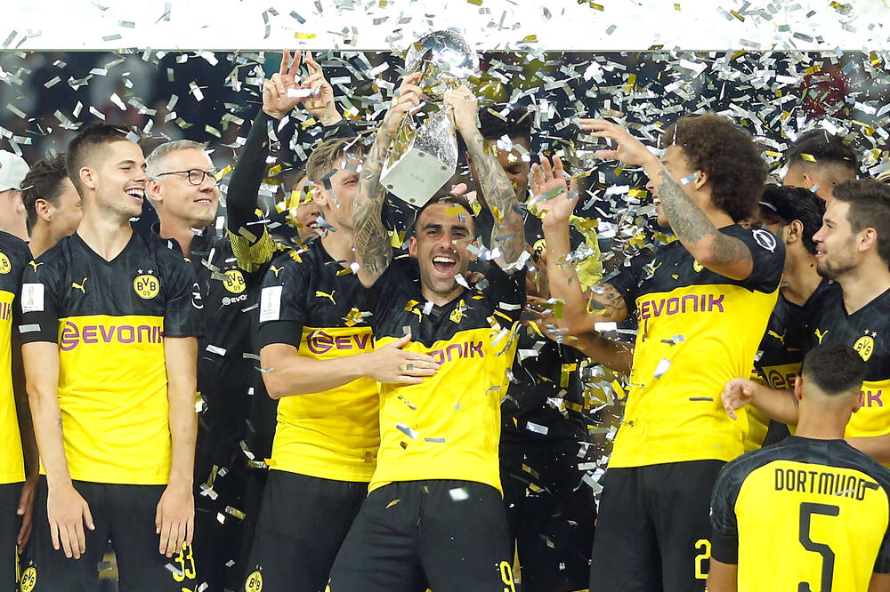 Fudbaleri Borusije sa peharom, Foto: LEON KUEGELER