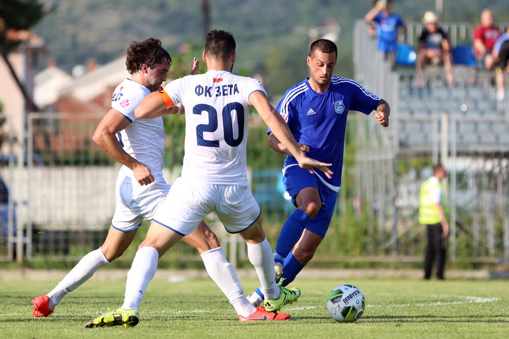 Goran Vujović (Kom) u duelu sa odbranom Zete, Foto: Filip Roganović
