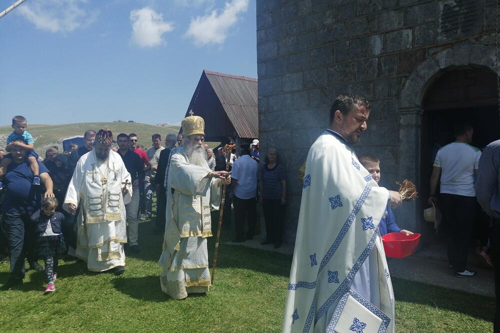 Mitropolit Amfilohije sa sveštenstvom tokom liturgije na Sinjajevin, Foto: Jelena Jovanović