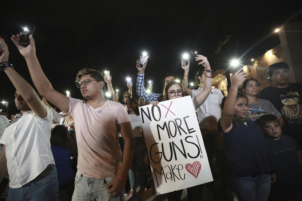 Napadi su ponovo podstakli debatu o zakonima o nošenju oružja u SAD, Foto: Christian Chavez/AP