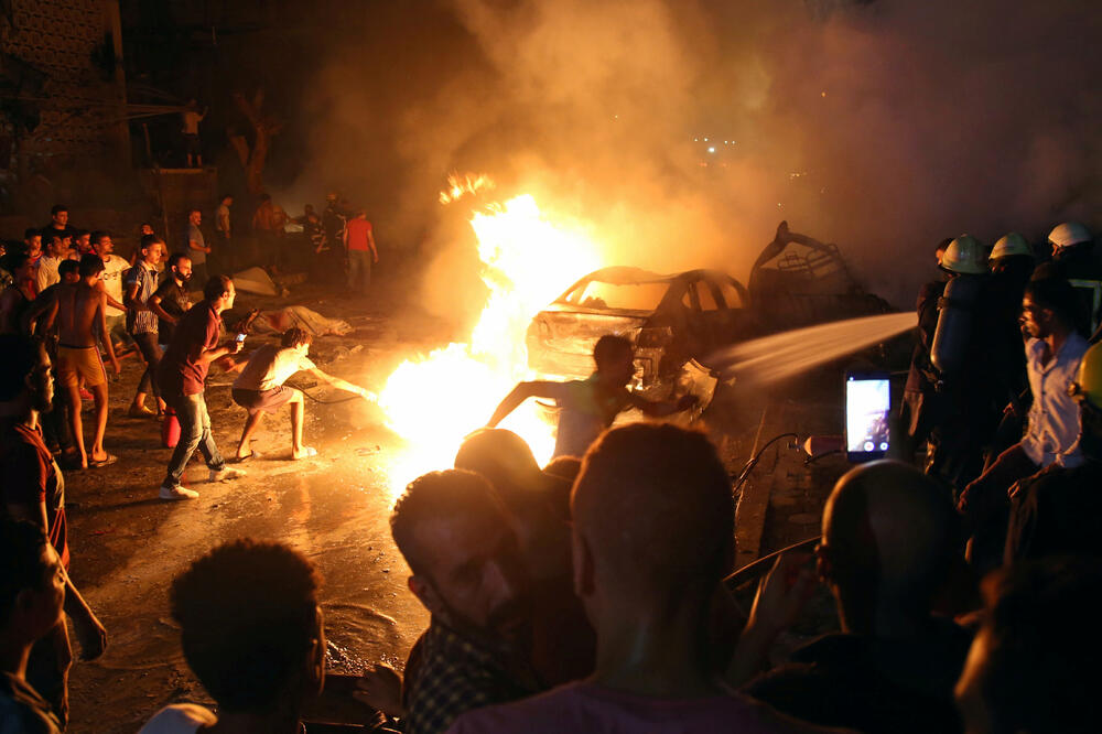 Ljudi su pokušali da ugase požar ispred bolnice, Foto: Shokry Hussein/Reuters