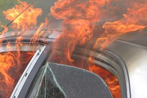 U požaru u Ulcinju izgorjela dva vozila i motor
