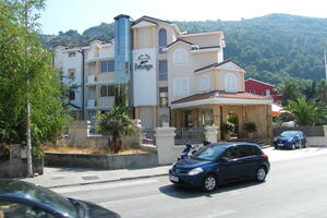 The first bank still owns the hotel of Šarić's partner