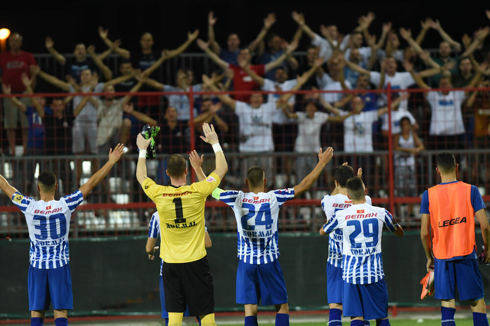 Fudbaleri Budućnosti otpozdravljaju navijačima nakon pobjede nad Rudarom, Foto: Savo Prelević