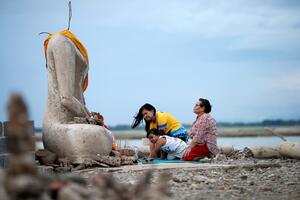 Zbog suše "isplivao" hram iz jezera u Tajlandu